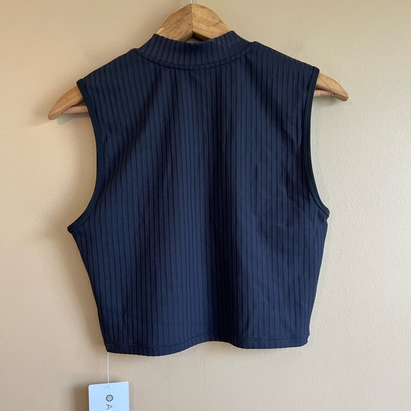 New ATHLETA Rib Crop Rashguard Tank Top Size Small MSRP $69 - Picture 5 of 6